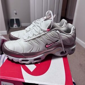 Nike Women's White and Pink Air Max Sneakers